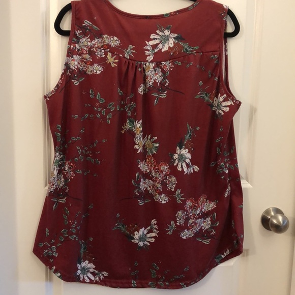 Sleeveless floral Henley-style top - Picture 4 of 8
